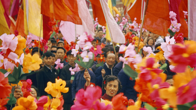 1st May celebrations, China, 1957. Posthumous digital print from the 24x36 kodachrome © Estate of Agnès Varda - Agnès Varda Photographic Archives, on long-term loan to the Institut pour la photographie