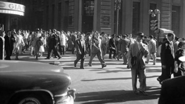Avenida São João em 1952, em detalhe de foto de Peter Scheier/Acervo Instituto Moreira Salles