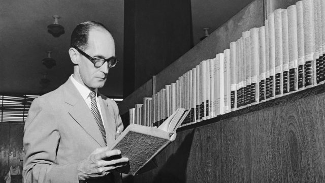 Carlos Drummond de Andrade na Biblioteca Euclides da Cunha, c.1959. Foto de Marcel Gautherot / Acervo IMS