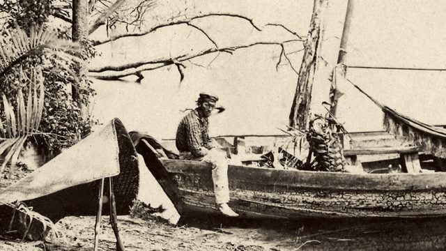 “Tarumã. Afluente do Rio Negro, com a canoa do fotógrafo”. Rio Negro, Amazônia, 1867-68. Imagem publicada pela Casa Leuzinger em 1869, no conjunto Resultado de uma expedição fotográfica pelo baixo Solimões ou Alto Amazonas e pelo rio Negro. Fotografia de Albert Frisch / Acervo IMS