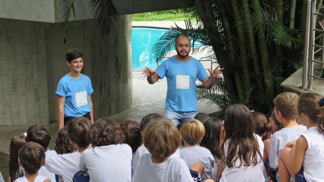 Educadores conversam com crianças no IMS Rio / Acervo IMS