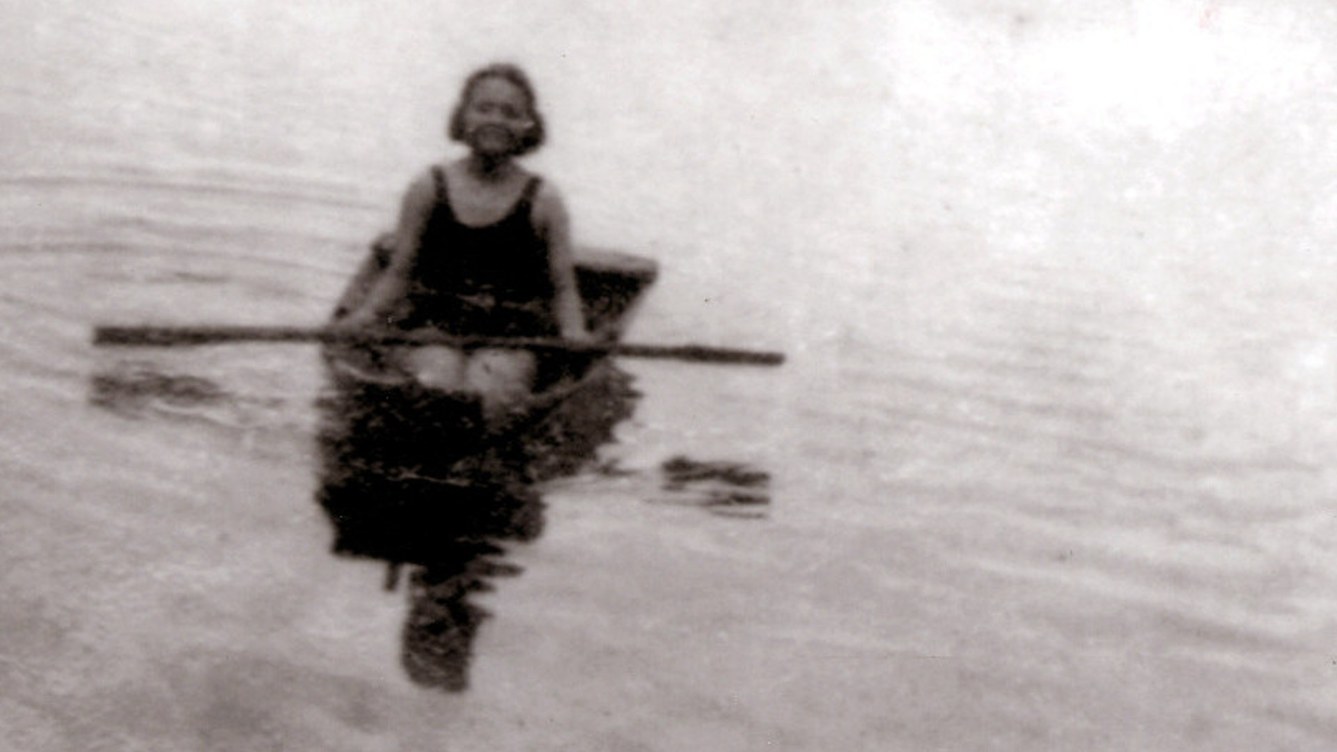 Rachel de Queiroz no açude do sítio do Pici, Fortaleza, c. 1930. Fotógrafo não identificado. Acervo Rachel de Queiroz / Instituto Moreira Salles