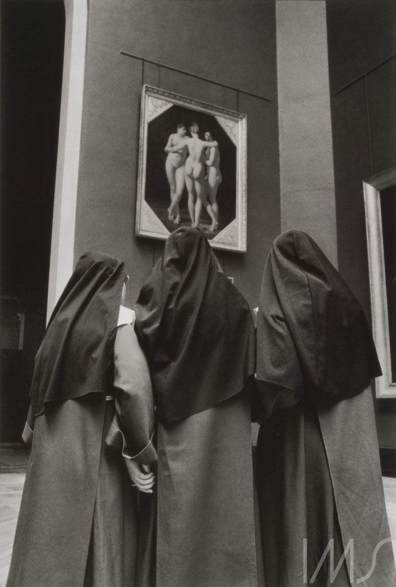 Três freiras diante das &quot;Três Graças&quot;, de Regnault. Foto de Alécio de Andrade / Acervo IMS