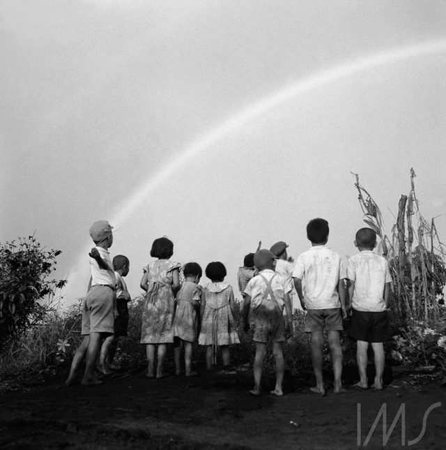 Crianças apreciando o arco-íris, 1950. Chácara Arara. Foto de Haruo Ohara.