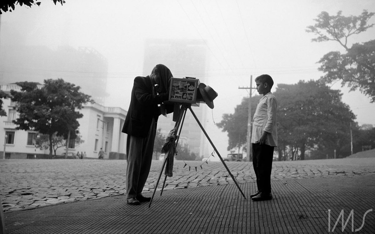 Lambe-lambe, praça Marechal Floriano Peixoto,  Londrina, PR, 1958. Foto de Haruo Ohara/ Acervo Instituto Moreira Salles. 