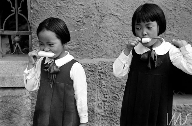 Meninas orientais tomam sorvete, c. 1940. Foto de Hildegard Rosenthal / Acervo IMS