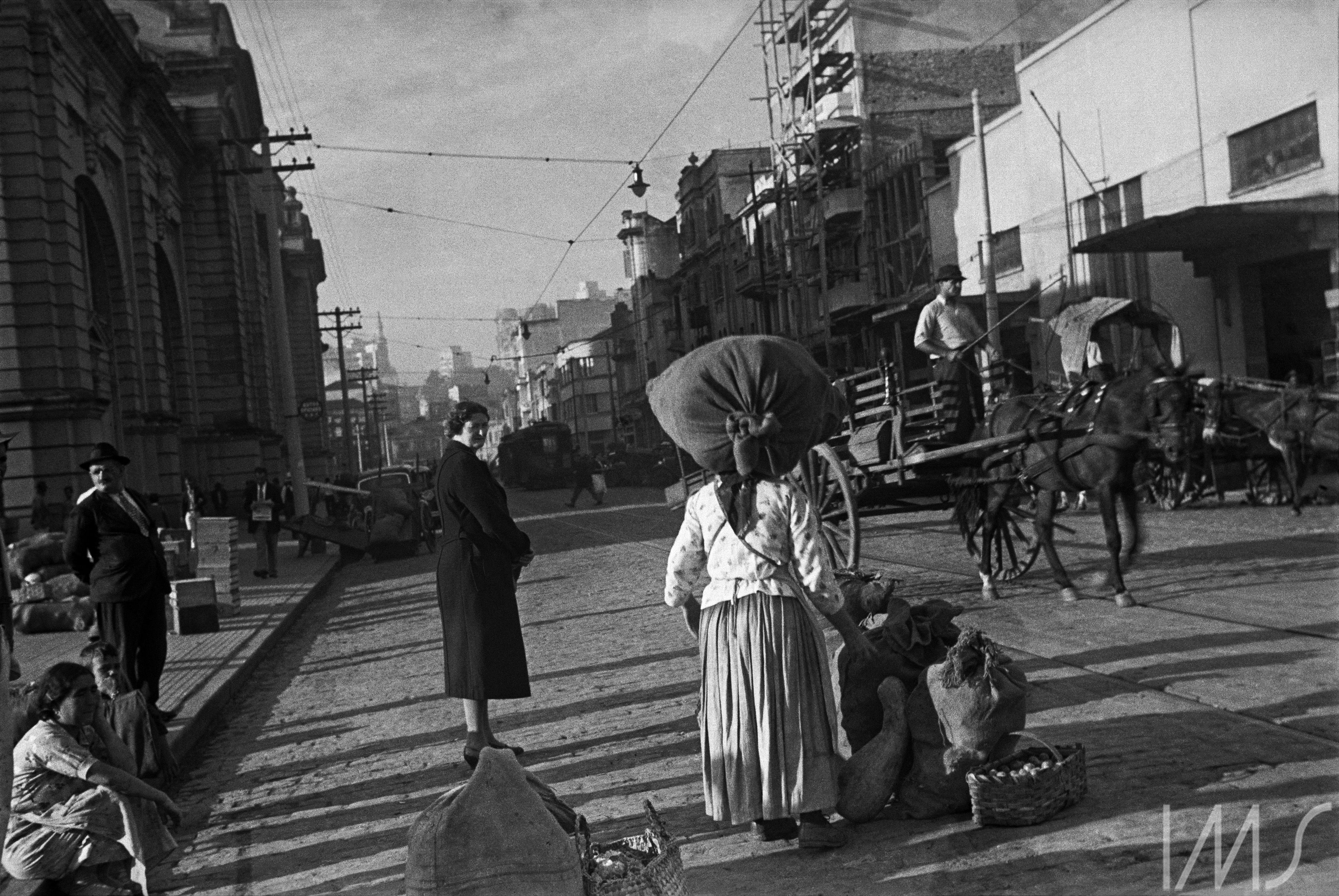 À espera do bonde na Zona Cerealista, c. 1940. Centro, São Paulo. Foto de Hildegard Rosenthal / Acervo IMS