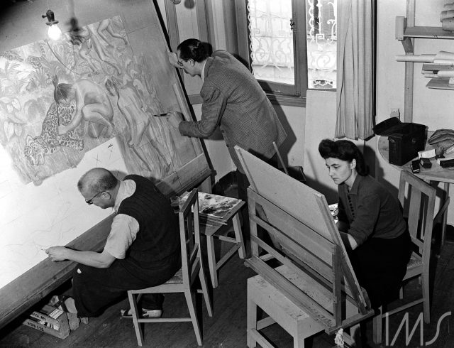 Grupo de artistas no atelier Osirarte. À esquerda, Alfredo Volpi, no centro Rossi Osir e à direita Hilde Weber. São Paulo, SP. Foto de Hildegard Rosenthal. Circa 1944