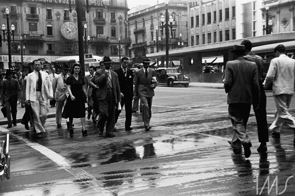 Pedestres na praça do Patriarca. São Paulo, SP, c. 1940. Foto de Hildegard Rosenthal