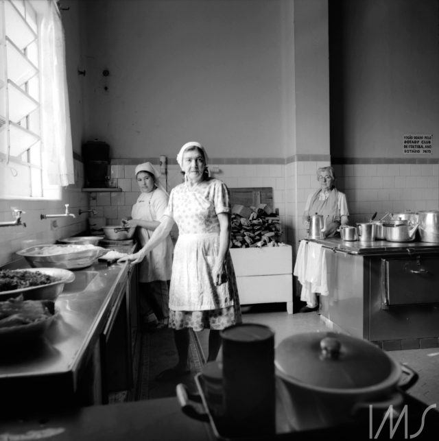 Irmã Paulina, ao fundo, na cozinha do asilo São Vicente de Paulo. Foto de Lily Sverner/ IMS