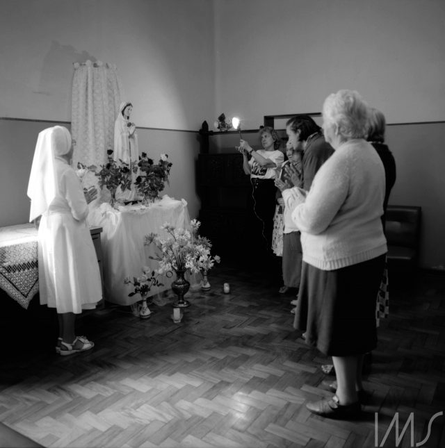 Lily e internos no asilo São Vicente de Paulo, em frente ao altar à Rosa Mística. Foto de Lily Sverner/ IMS
