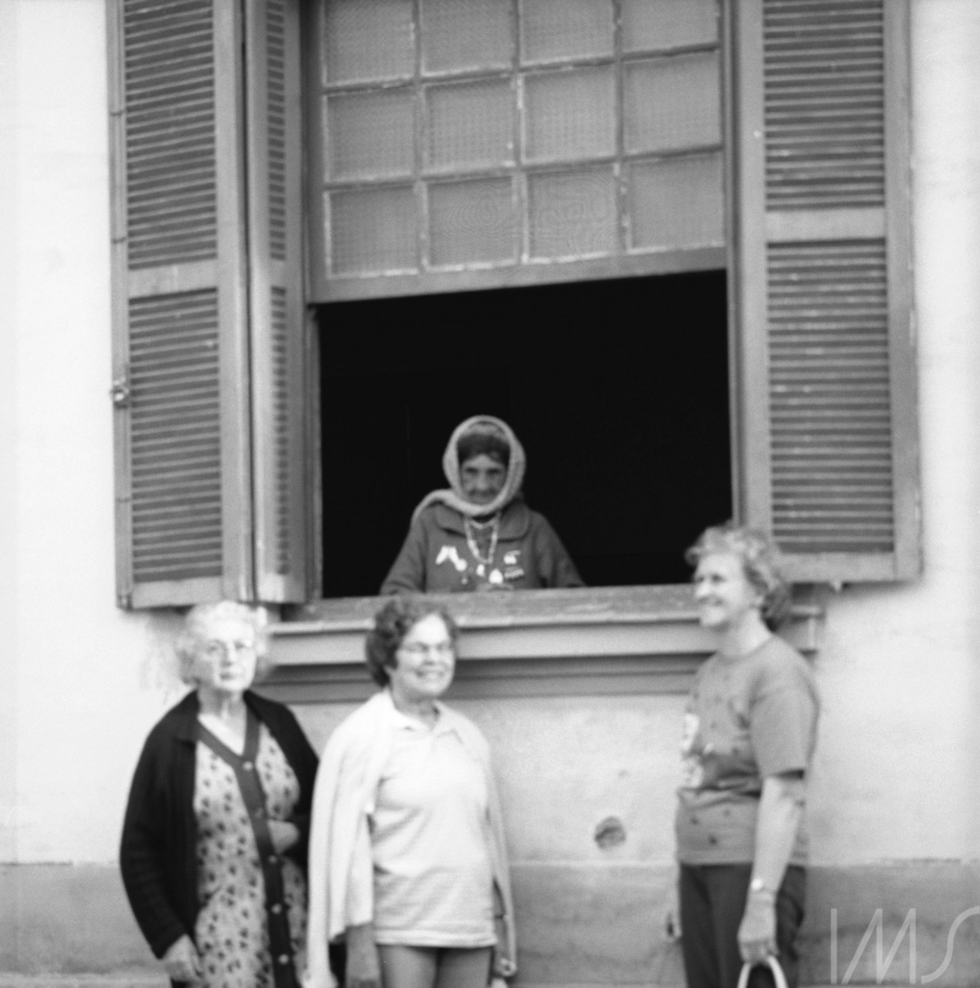 Margarida, na janela do Asilo São Vicente de Paulo,  Itatiba, São Paulo, 1990. Foto de Lily Sverner/ Acervo IMS