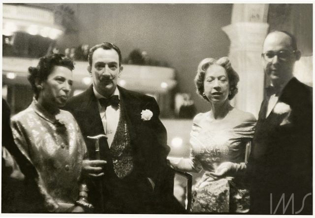 Salvador Dalí e sua esposa Gala Éluard, casal à esquerda, 1958. NY, EUA. Foto de Luciano Carneiro / Acervo IMS
