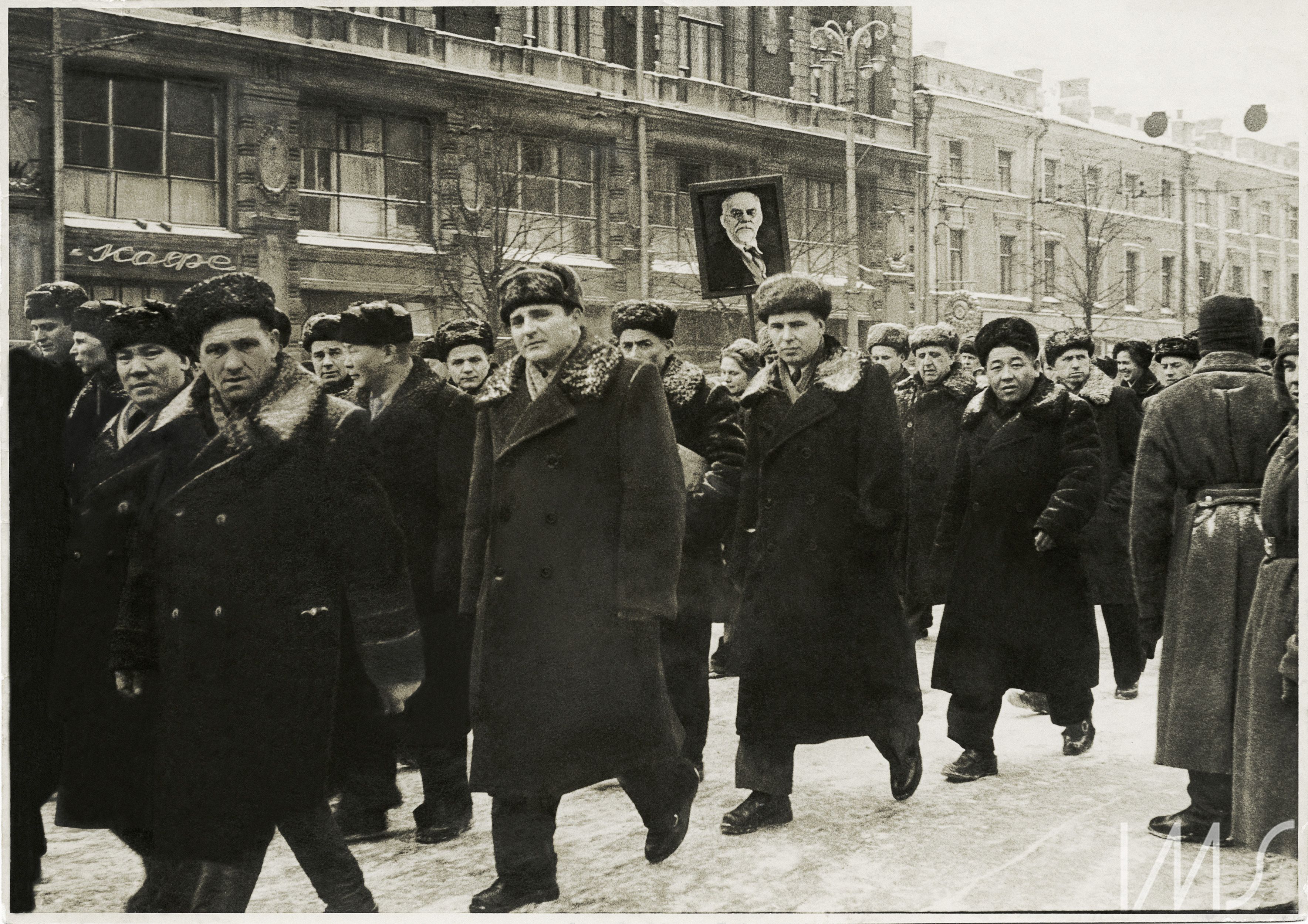 Homens em marcha, 1958. Moscou, Rússia. Foto de Luciano Carneiro / Acervo IMS