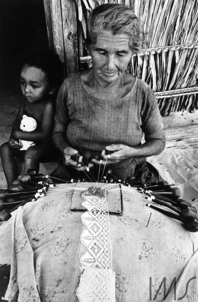 Artesã. Brasil, 1982. Foto de Madalena Schwartz/Acervo IMS