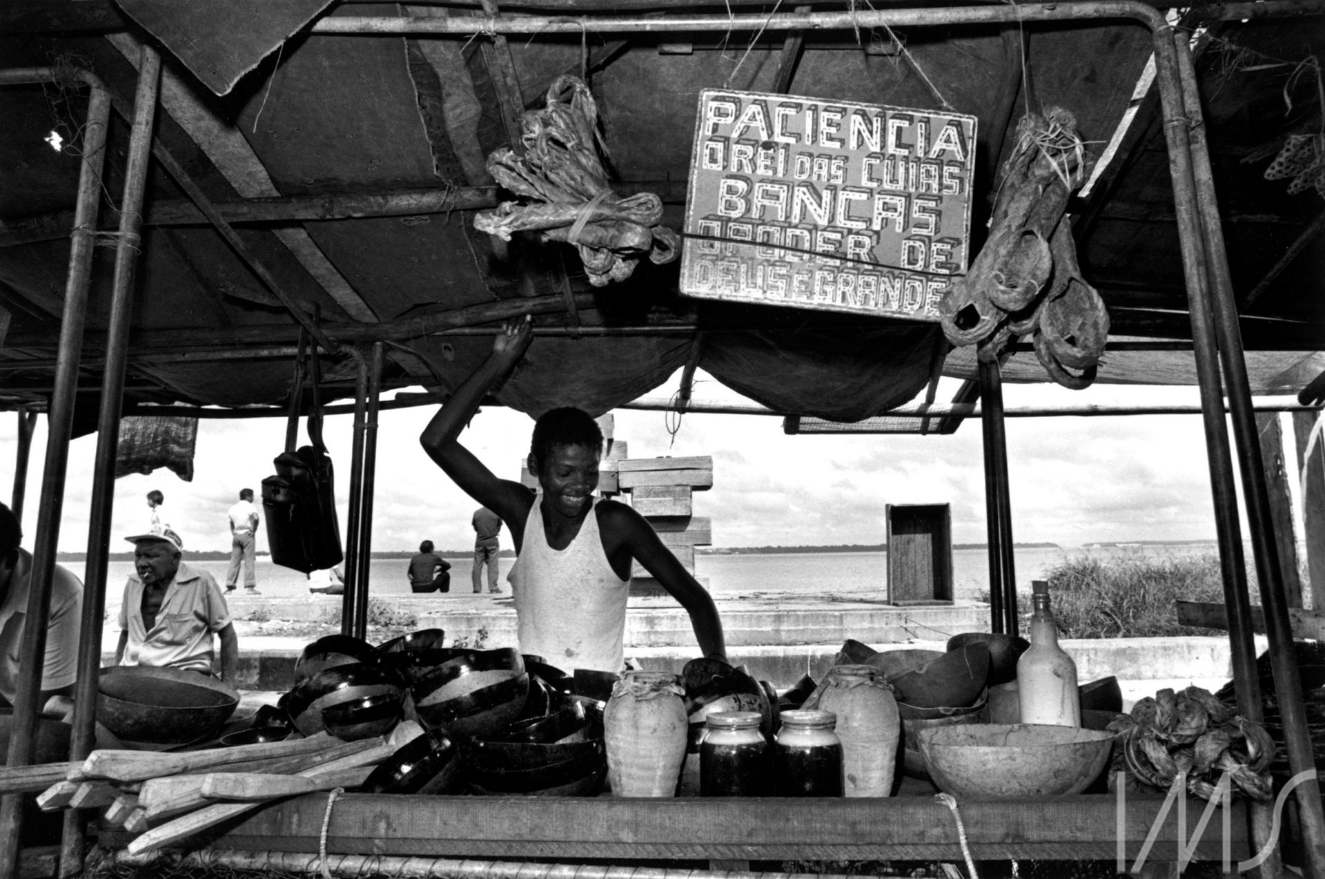 Vendedor em barraca. Brasil, 1982. Foto de Madalena Schwartz/Acervo IMS