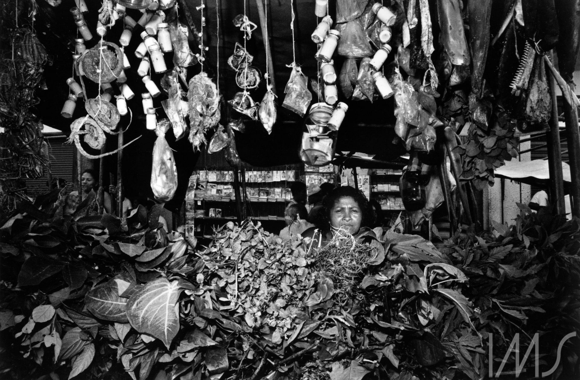 Vendedora em Barraca. Brasil, 1982. Foto de Madalena Schwartz/Acervo IMS