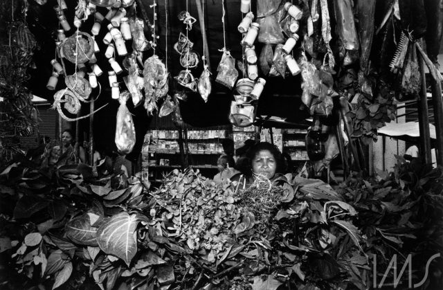 Vendedora em Barraca. Brasil, 1982. Foto de Madalena Schwartz/Acervo IMS