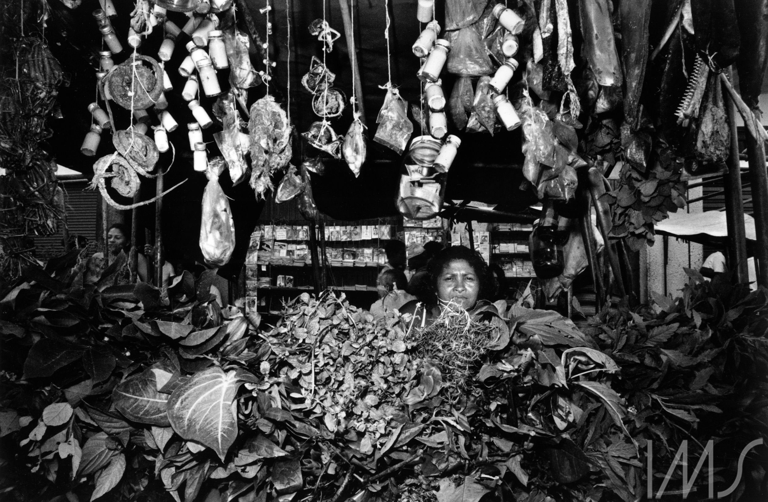 Vendedora em Barraca. Brasil, 1982. Foto de Madalena Schwartz/Acervo IMS