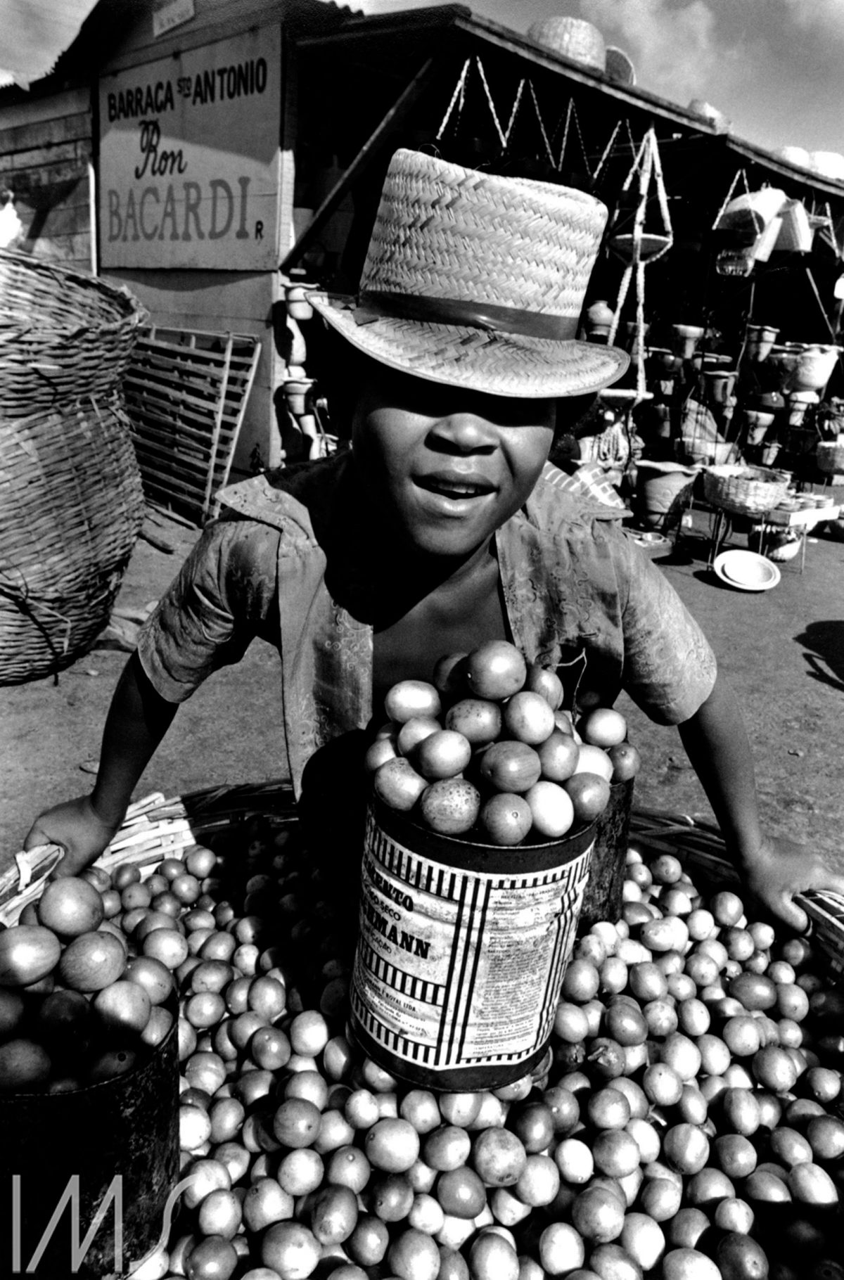 Vendedor de Umbu. Salvador, BA,Brasil, 1981. Foto de Madalena Schwartz/Acervo IMS