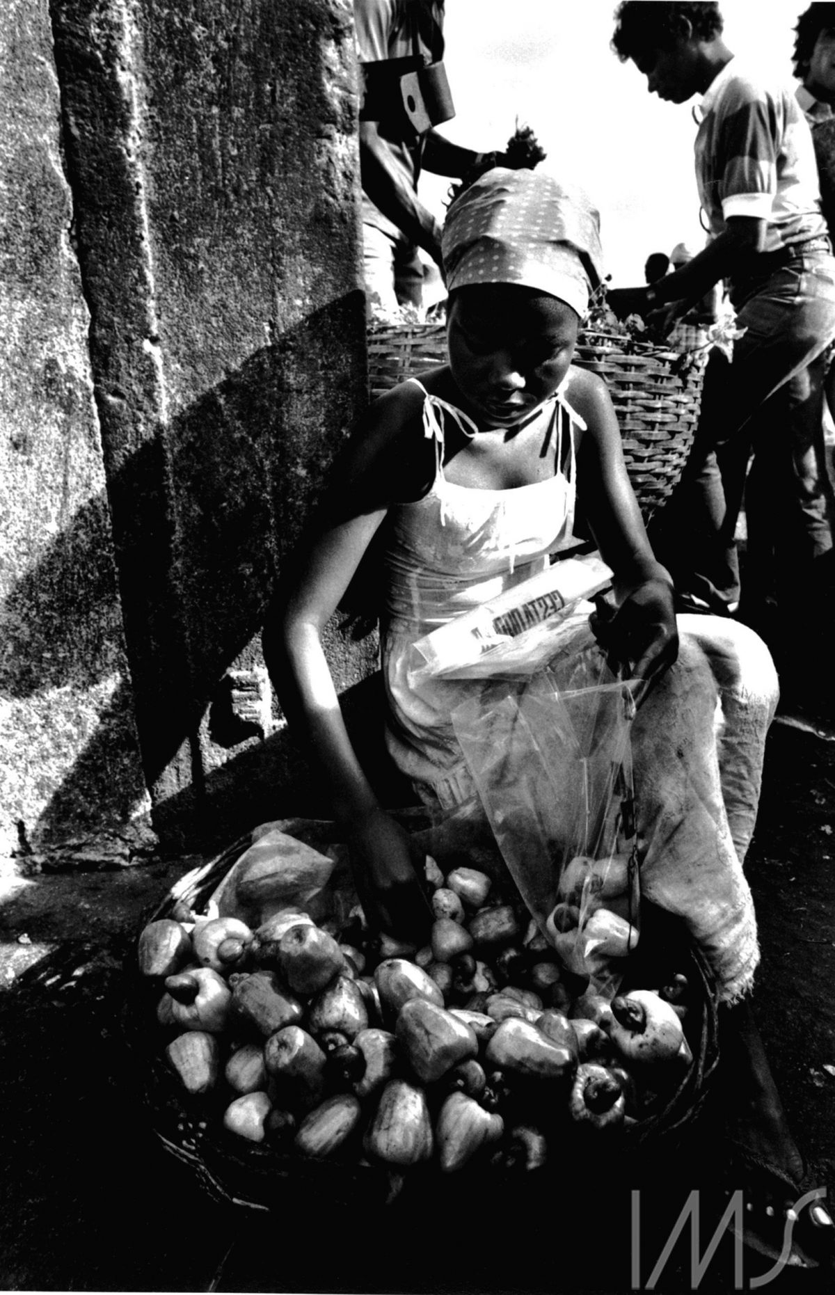 Vendedora de Cajus. Brasil,1982. Foto de Madalena Schwartz/Acervo IMS