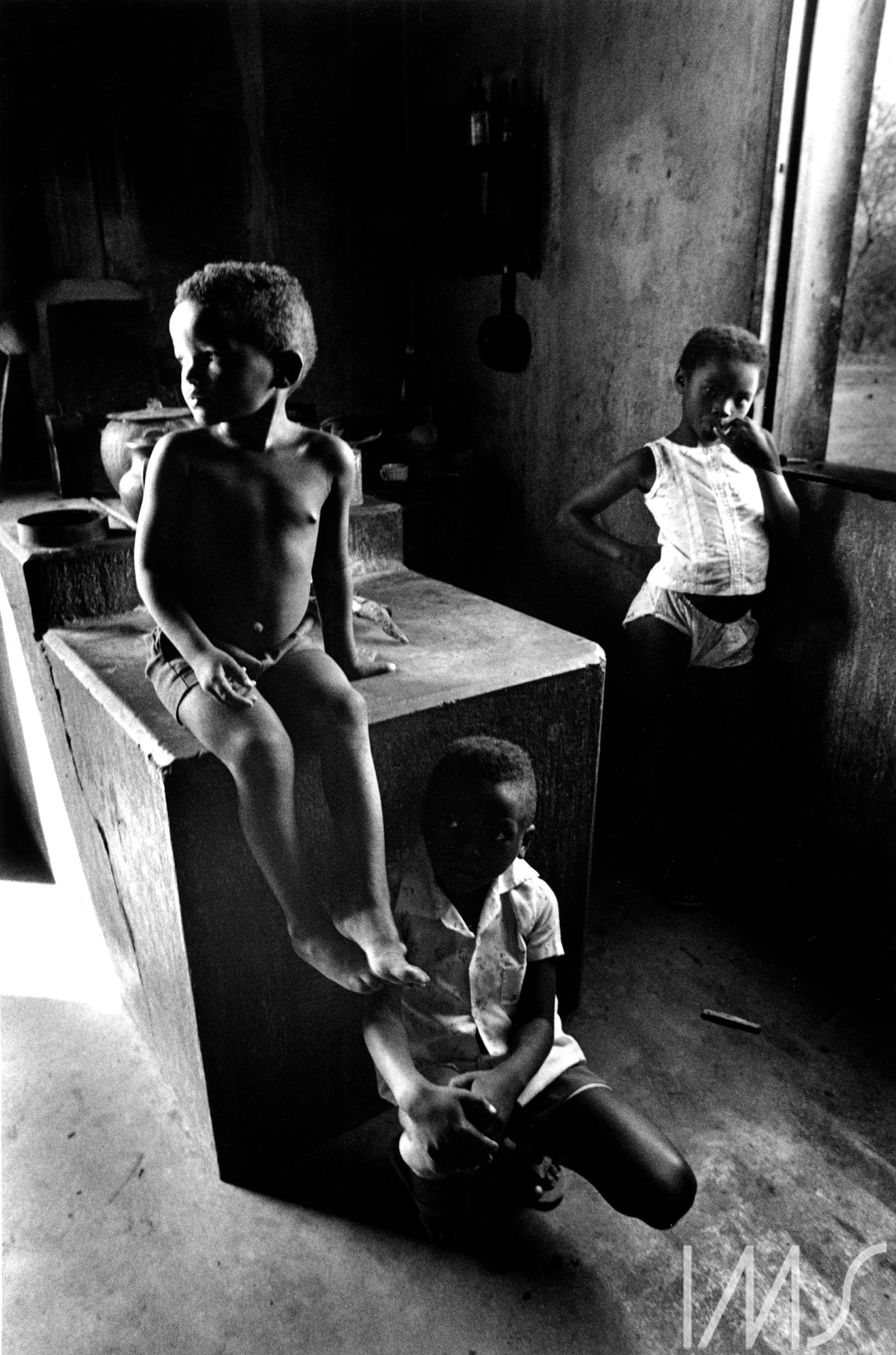 Crianças. RN, Brasil, c. 1975. Foto de Madalena Schwartz/Acervo IMS