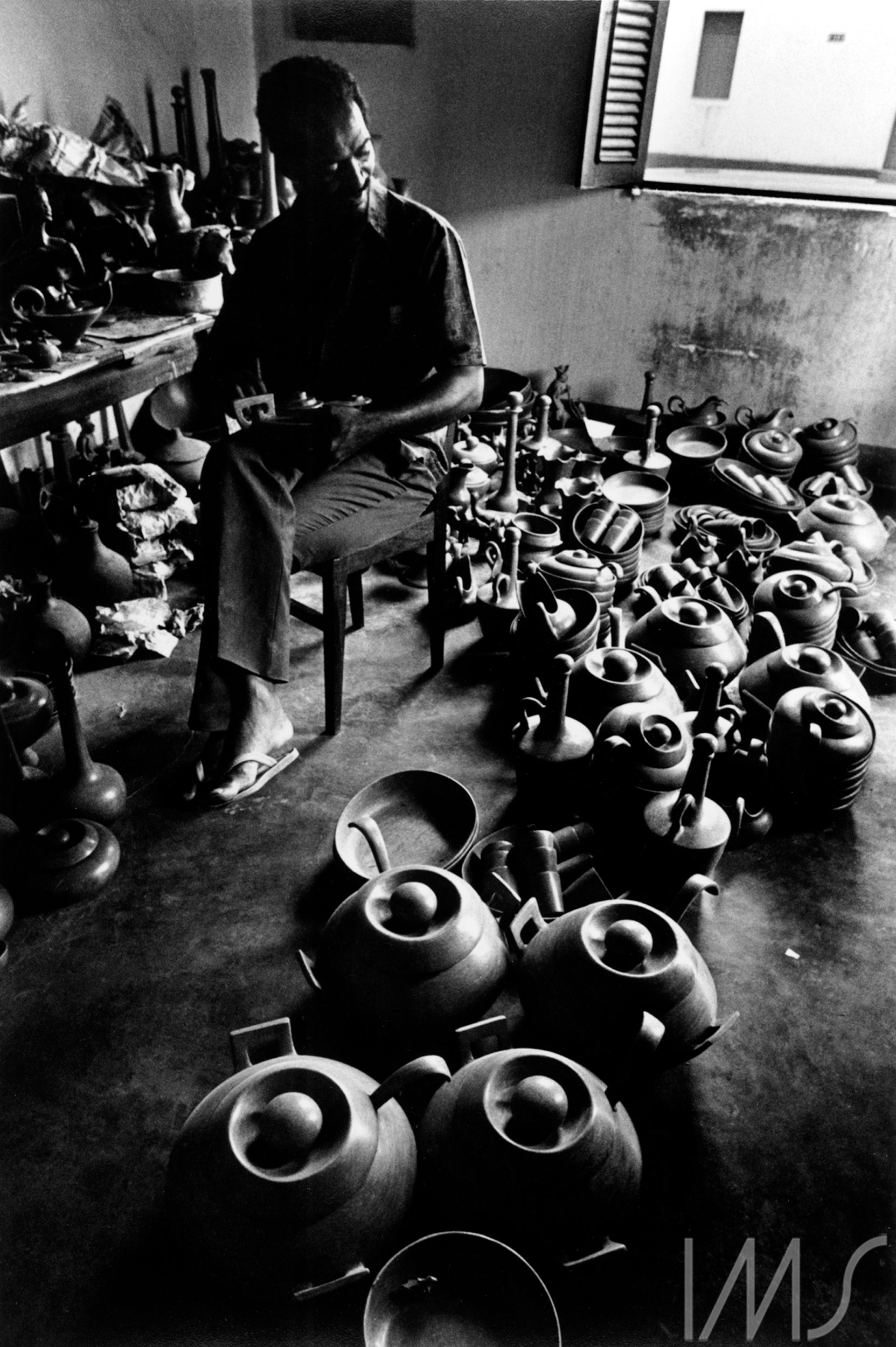 Ceramista. Brasil, 1974. Foto de Madalena Schwartz/Acervo IMS