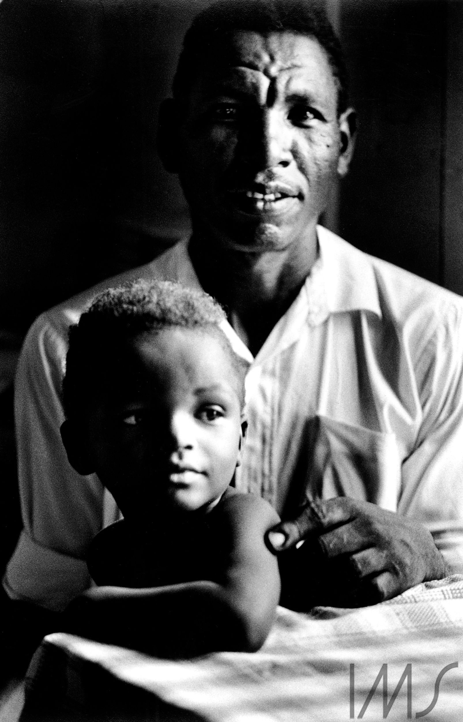 Homem e criança. RN , Brasil, c. 1974 . Foto de Madalena Schwartz/Acervo IMS