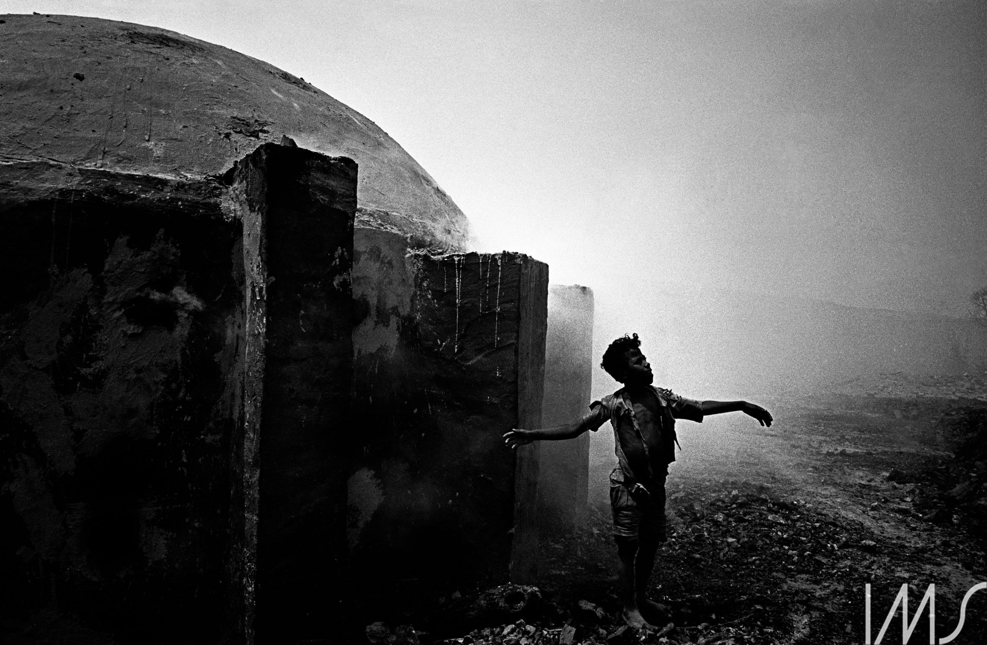 Menino perto de forno para queima de carvão de lenha, Lassance, MG, c. 1966. Foto de Maureen Bisilliat / Acervo IMS
