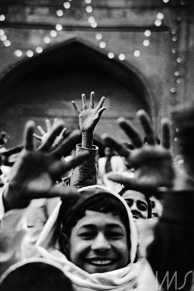 Meninos. 1967. Índia. Foto de Otto Stupakoff / Acervo IMS