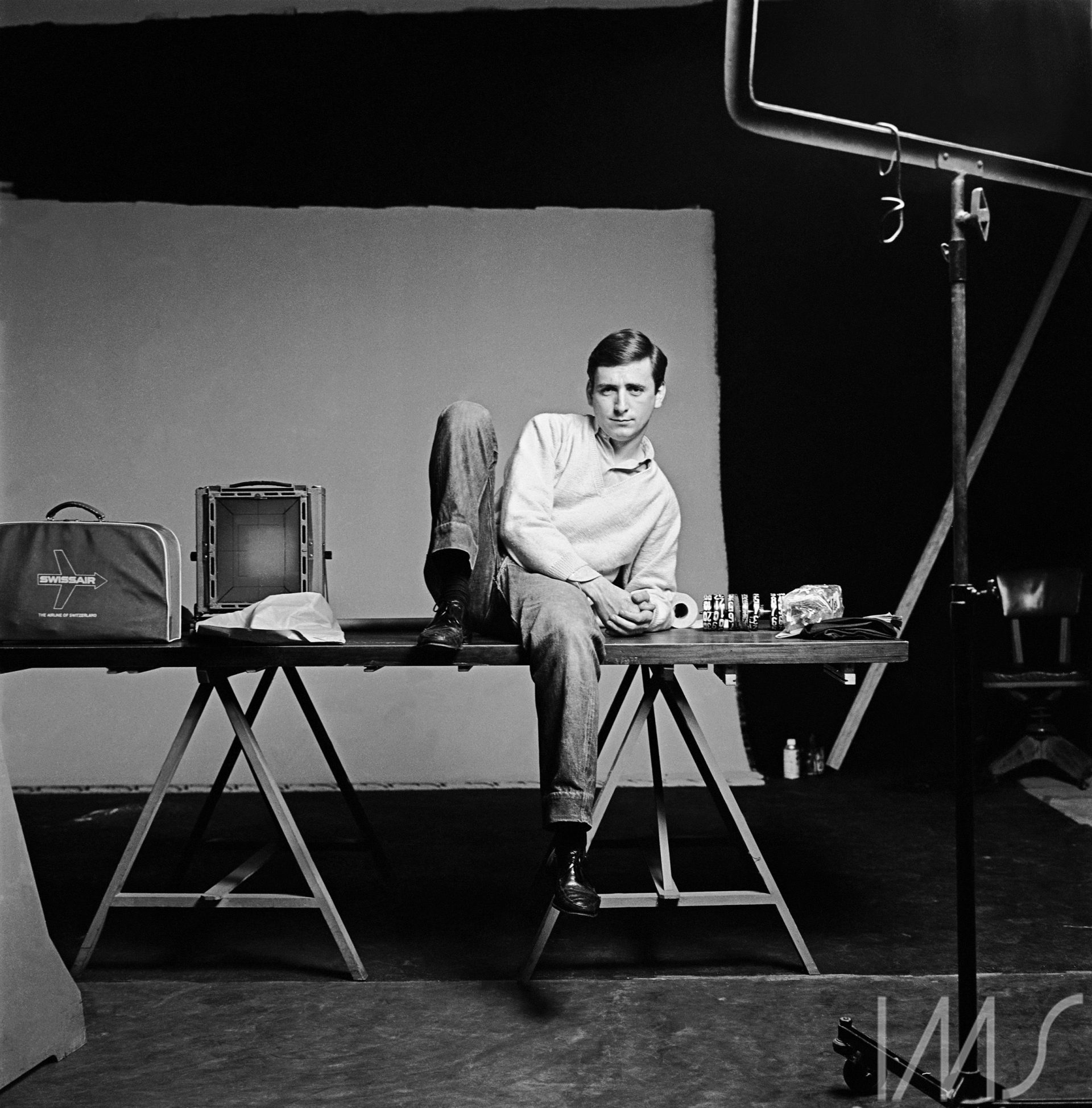 Otto Stupakoff fotografado por assistente no estúdio. Coleção Otto Stupakoff / Acervo IMS