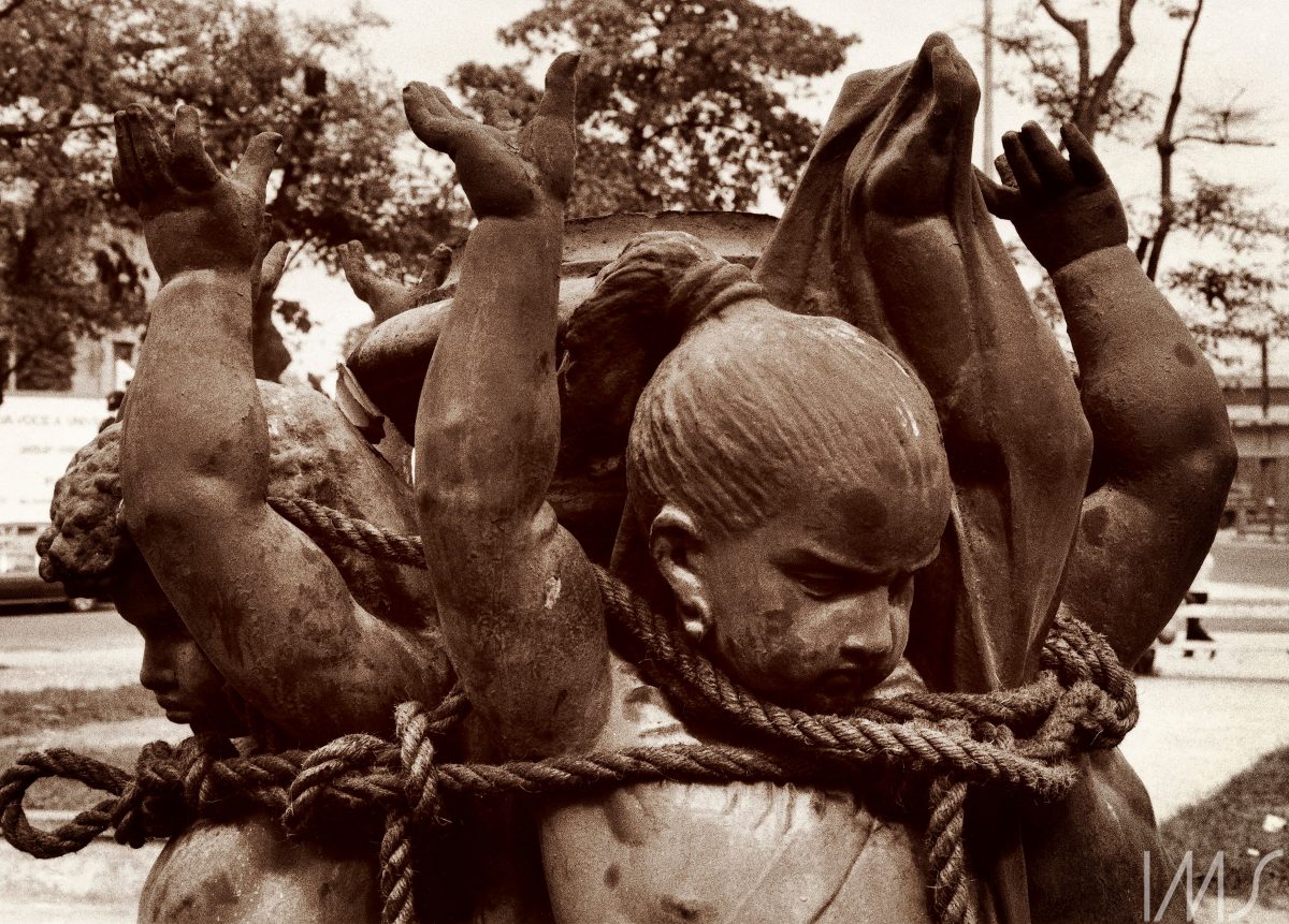 Escultura &quot;Os Quatro Continentes&quot;. Rio de Janeiro, 1979 (Rossini Perez/Acervo IMS)