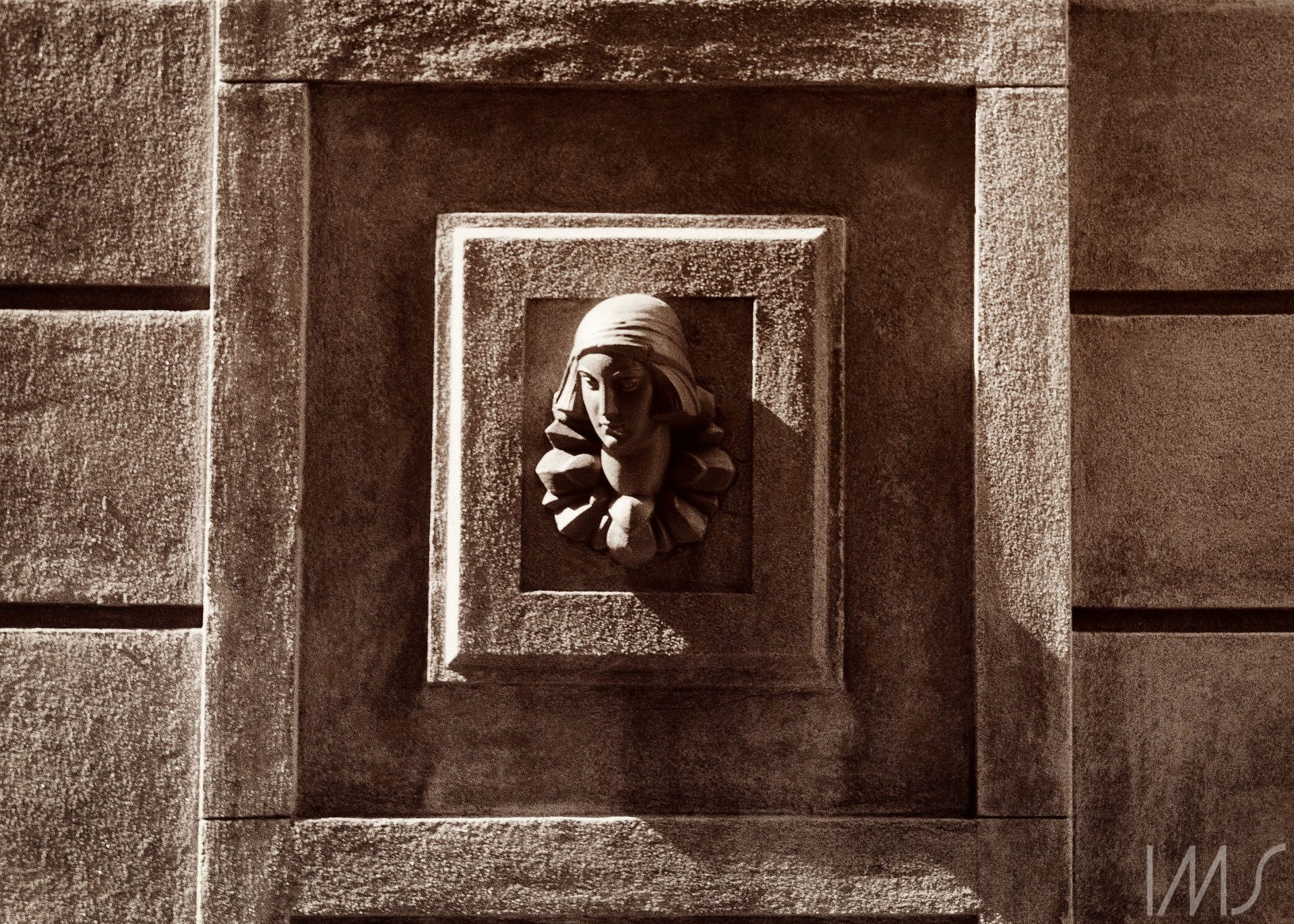 Cabeça de mulher, ao centro de detalhe, em fachada de edificação, Rio de Janeiro, 1988 (Rossini Perez/Acervo IMS)