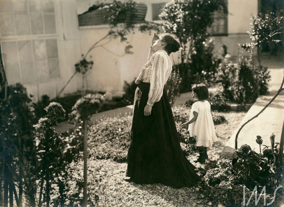Elvira Leopardi Pastore e sua filha Maria Lúcia, c. 1908. Rua da Assembléia, São Paulo, SP. Foto de Vincenzo Pastore / Acervo IMS