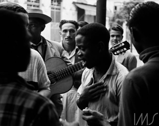 Roda de samba, 1946. Rio de Janeiro, RJ. Foto de Thomaz Farkas / Acervo IMS