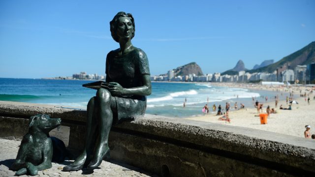 Estátua de Clarice Lispector no Leme, Rio de Janeiro.