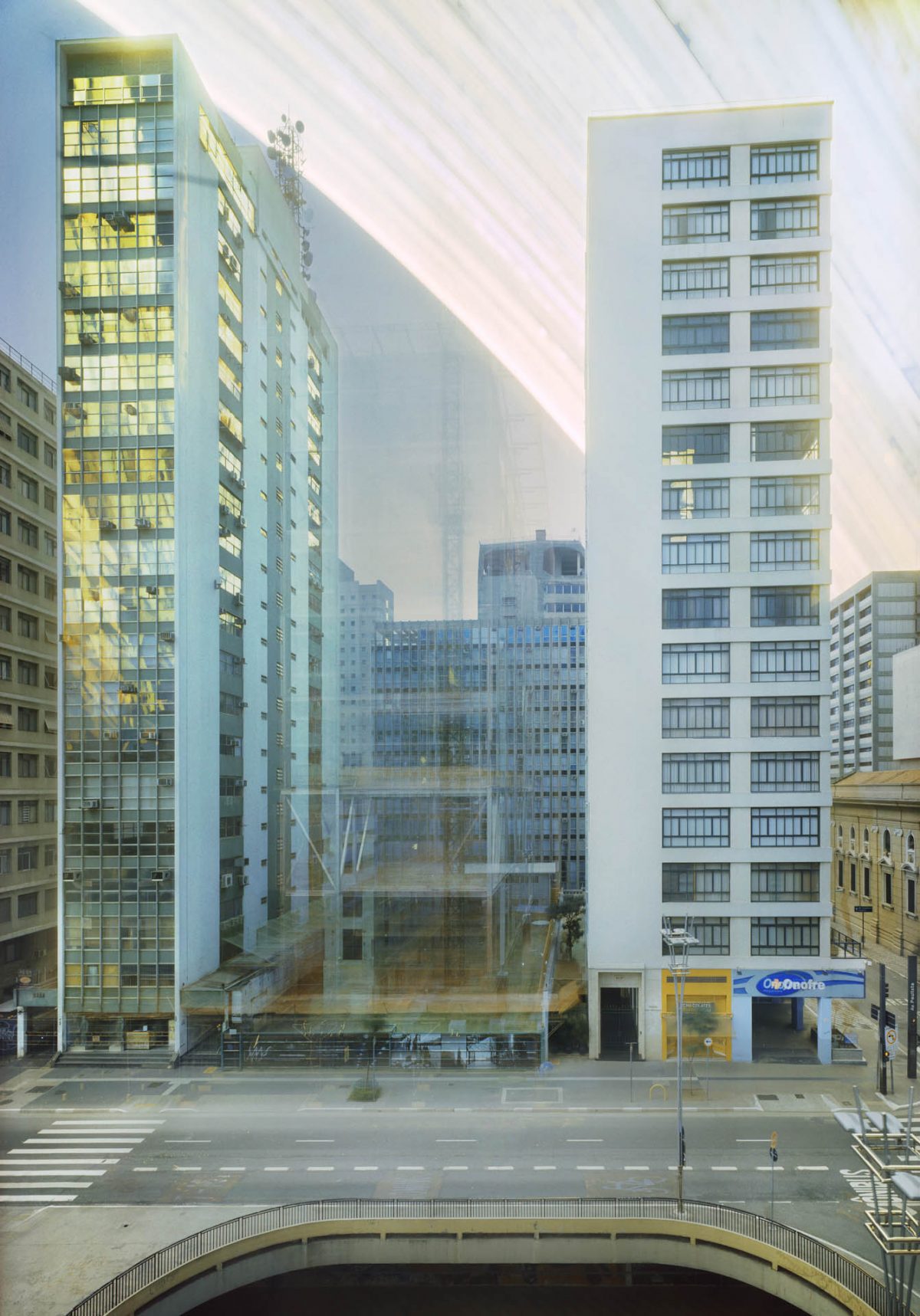 Câmera Aberta #1, Michael Wesely, 2015-2017. C-print montado em acrílico, 245 x 170 cm. 