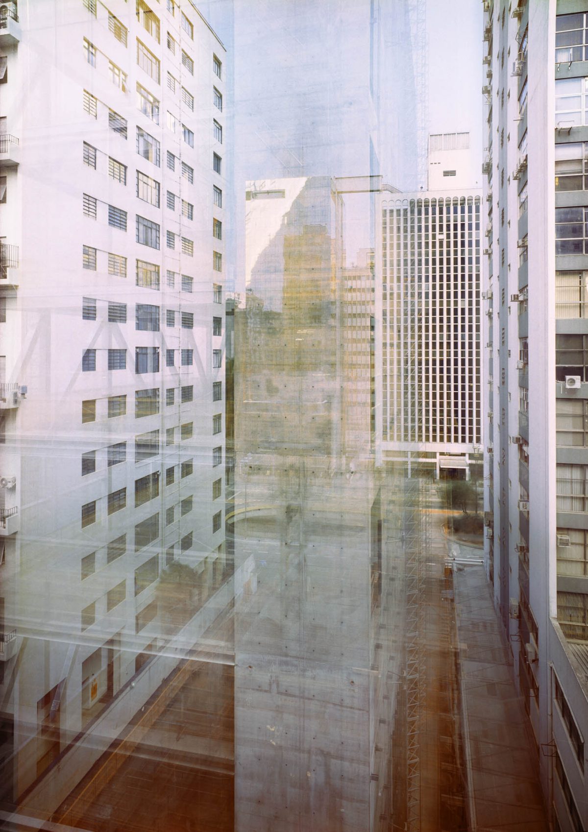 Camera Aberta #3, Michael Wesely, 2015-2017. C-print montado em acrílico, 245 x 170 cm. 