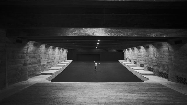 Teatro do Museu de Arte de São Paulo, cujo projeto arquitetônico é assinado pela arquiteta Lina Bo Bardi, 1969. Hans Flieg / Acervo IMS