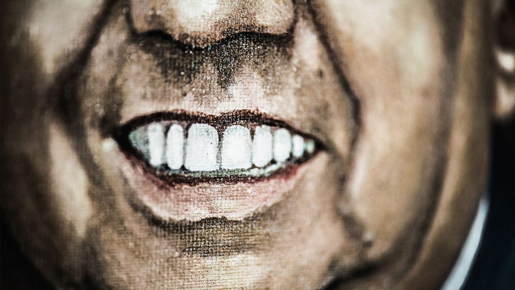 Foto da série <em>A máscara, o gesto, o papel</em>, 2017. Sofia Borges. Coleção Fotografia Contemporânea/ Acervo Instituto Moreira Salles
