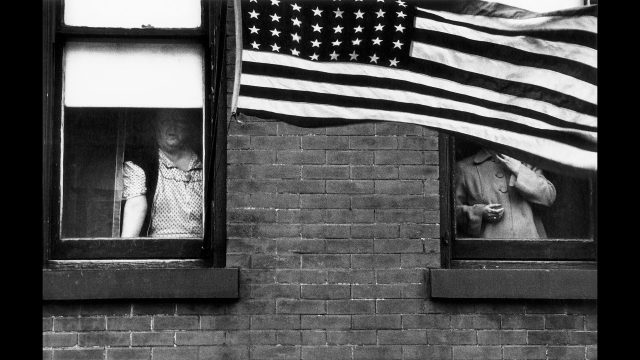 Robert Frank, Parade - Hoboken, New Jersey, do livro The Americans © Robert Frank