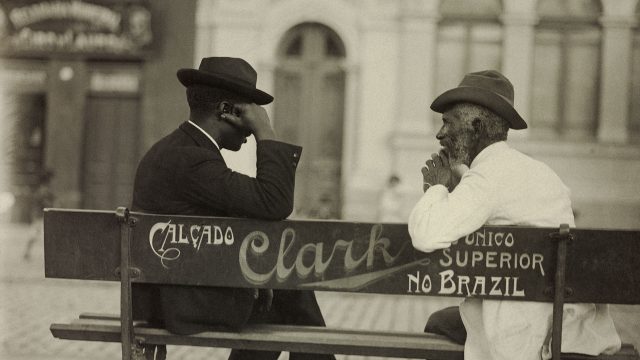 Homens conversando em banco de praça. São Paulo, SP, c. 1910. Vincenzo Pastore / Acervo IMS