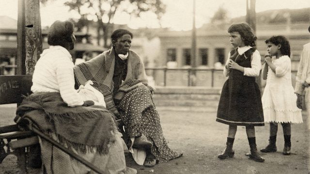 Mulheres descansando em banco de praça.   Vincenzo Pastore, São Paulo, 1910 / Acervo IMS