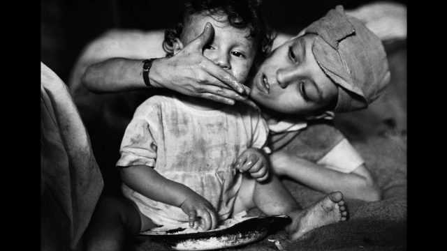 Gordon Parks, Flavio alimenta Zacarias, Rio de Janeiro, 1961. Com permissão da Fundação Gordon Parks, detentora dos direitos