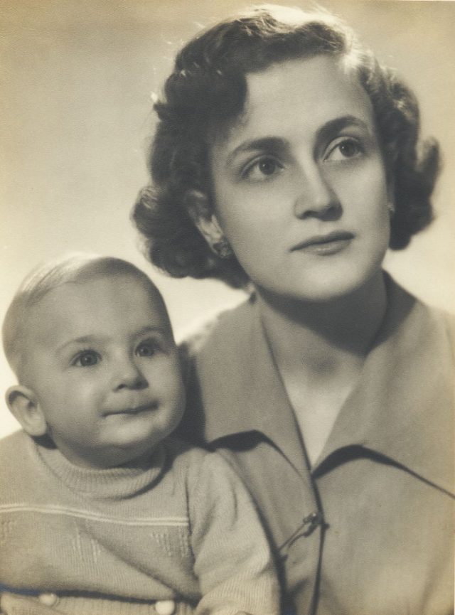 Maria Julieta e seu filho Carlos Manuel em 1951