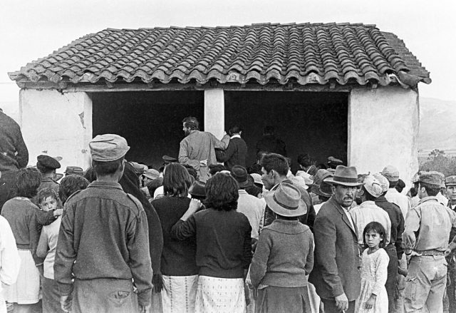 Multidão aglomerada para ver do corpo de Che Guevara, 9/10/1967. Vallegrande, Bolívia (Antônio Benedito Moura/Acervo IMS)