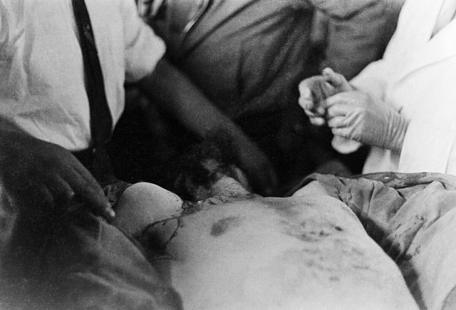 Fotografias do corpo de Che Guevara, 9/10/1967. Vallegrande, Bolívia (Antônio Benedito Moura/Acervo IMS)