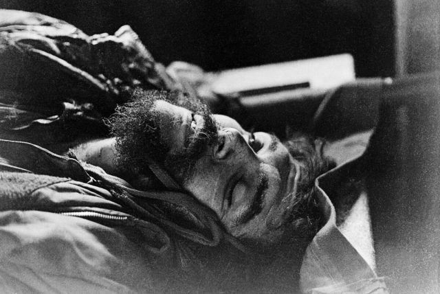Fotografias do corpo de Che Guevara, 9/10/1967. Vallegrande, Bolívia (Antônio Benedito Moura/Acervo IMS)