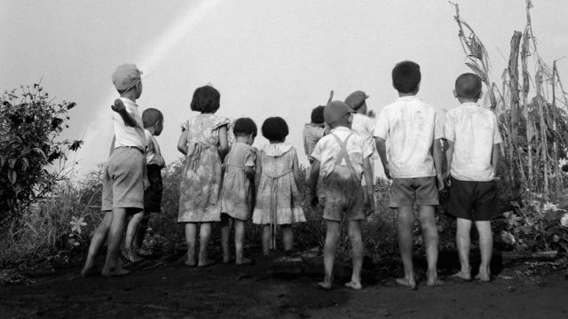 Crianças apreciando o arco-íris, 1950. Chácara Arara. Foto de Haruo Ohara/ Acervo IMS