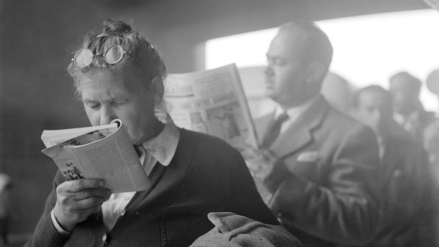 Fila do &ocirc;nibus no Vale do Anhangaba&uacute;, Centro, S&atilde;o Paulo, SP, c.1953. Fotografia de Alice Brill / Acervo IMS